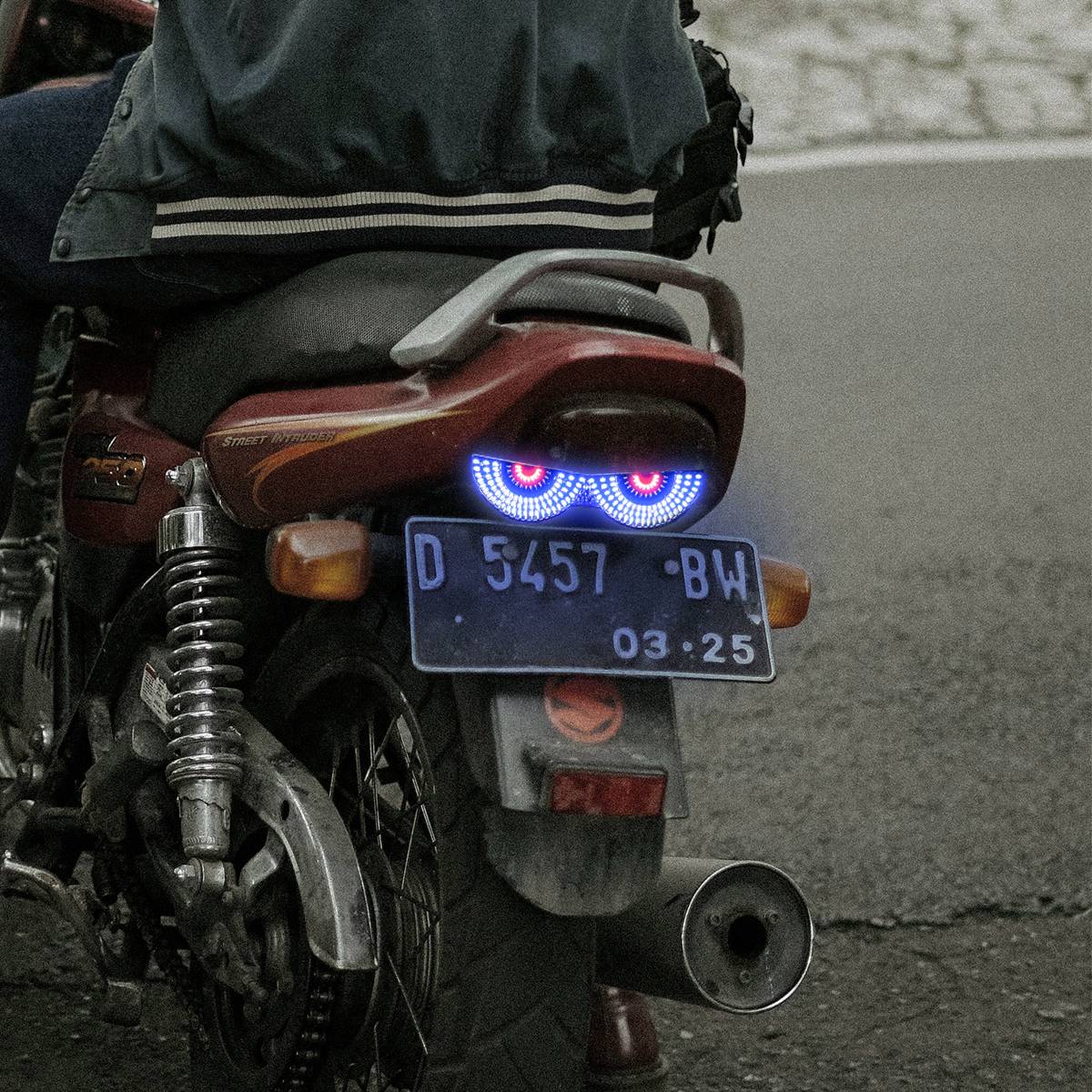 1 Par Luz de Placa de Moto Lanterna Traseira Modificada Lâmpada de Atmosfera Decorativa LED Olho de Diabo Strobo Luzes Únicas 12V Universal