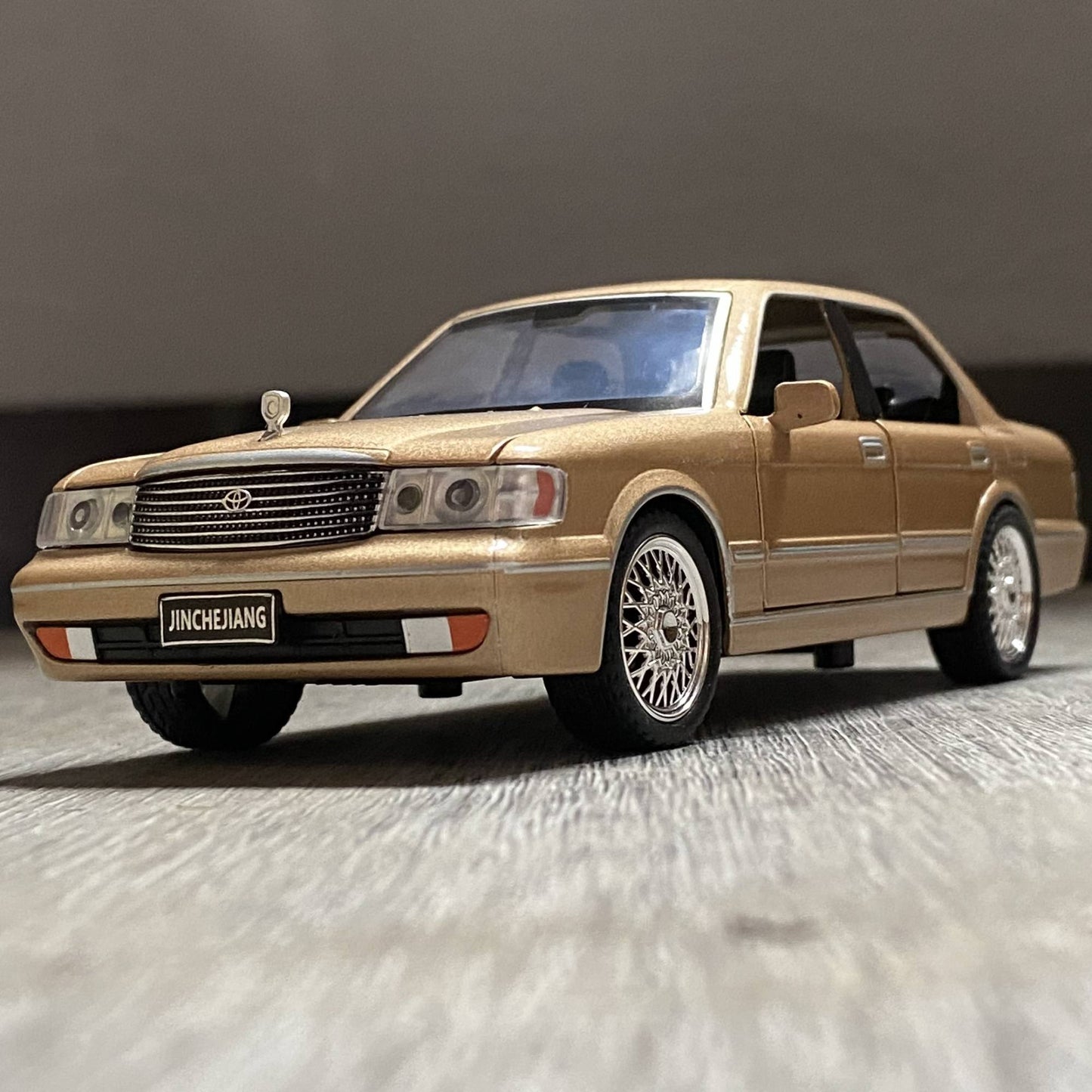 1:32 Toyota Crown Royal Clássico Veículo Liga Fundida Carro de Brinquedo Infantil Modelo Miniatura Coleção Hobbies de Férias