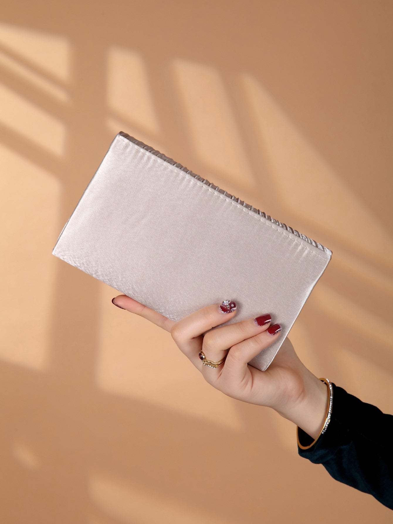 Classic fashion girl party girl chain clutch, light luxury romantic simple mini handbag and chain shoulder crossbody bag.