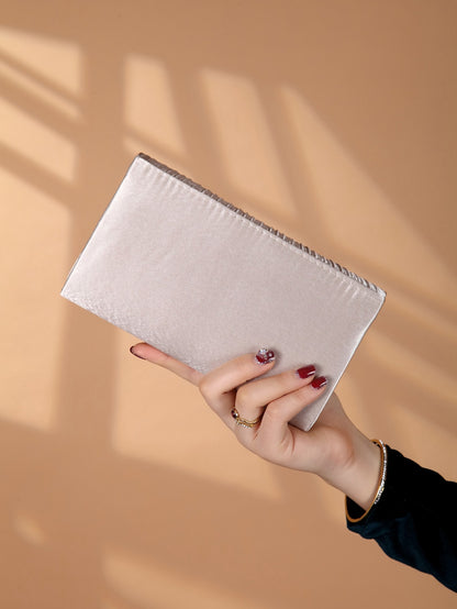 Classic fashion girl party girl chain clutch, light luxury romantic simple mini handbag and chain shoulder crossbody bag.