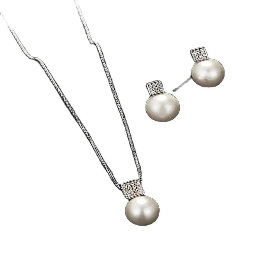 Conjunto de Joias Feminino 2 Peças Colar de Imitação de Pérola com Pingente e Brincos Cor Prata Corrente Cobra Metal Quadrado Cravejado de Cristais
