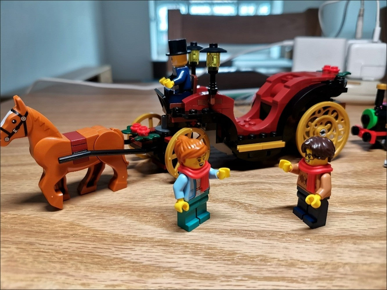 LEGO Passeio de Carruagem de Inverno 40603 GWP - Minifiguras Festivas, Rodas Douradas e Design Encantador para a Alegria do Feriado (153 pçs)