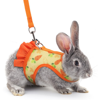 Um conjunto de arnês de peito universal para coelhos de estimação com estampa fofa de rabanete e coleira de tração para uso externo