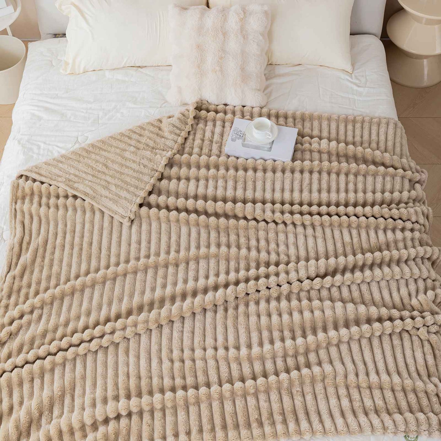 1pc soft and skin friendly warm blanket, suitable for bedrooms, sofa covers, camping and travel, multifunctional blanket