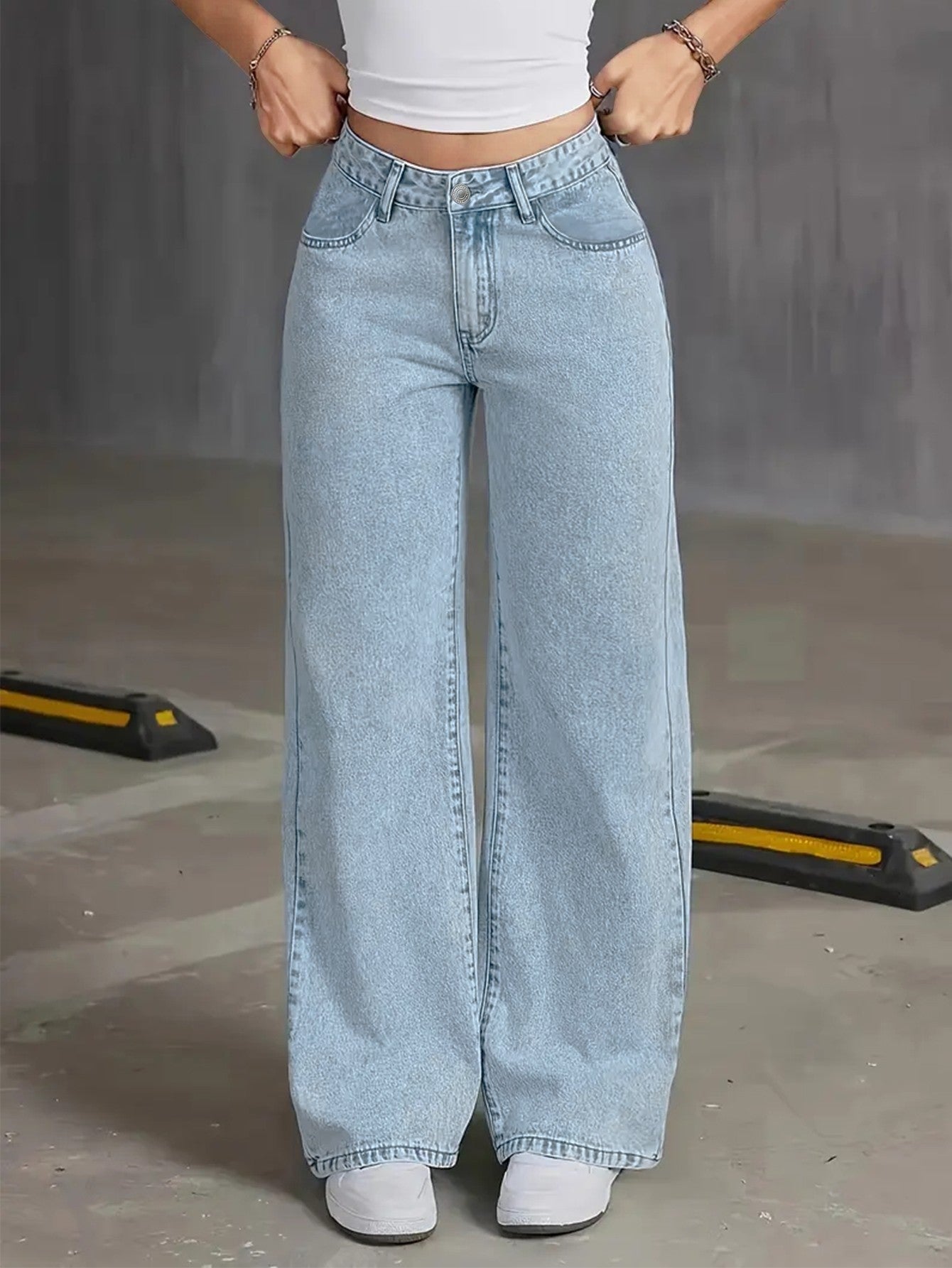 Autumn Y2K style women's washed blue jeans high waist straight loose jeans suitable for casual outings and dates.