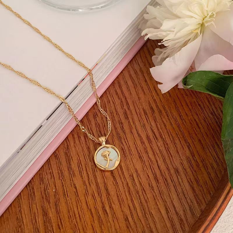 Novo Colar de Aço Inoxidável com Pingente de Rosa de Metal Irregular Redondo para Mulheres Corrente de Clavícula Vintage Joia de Luxo para Festa