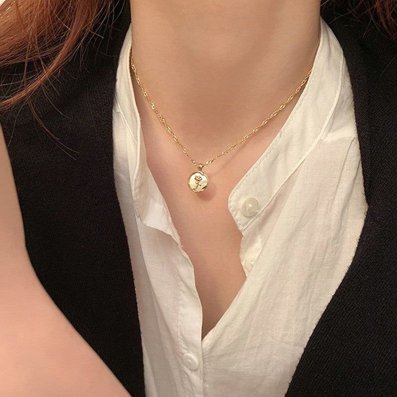 Novo Colar de Aço Inoxidável com Pingente de Rosa de Metal Irregular Redondo para Mulheres Corrente de Clavícula Vintage Joia de Luxo para Festa