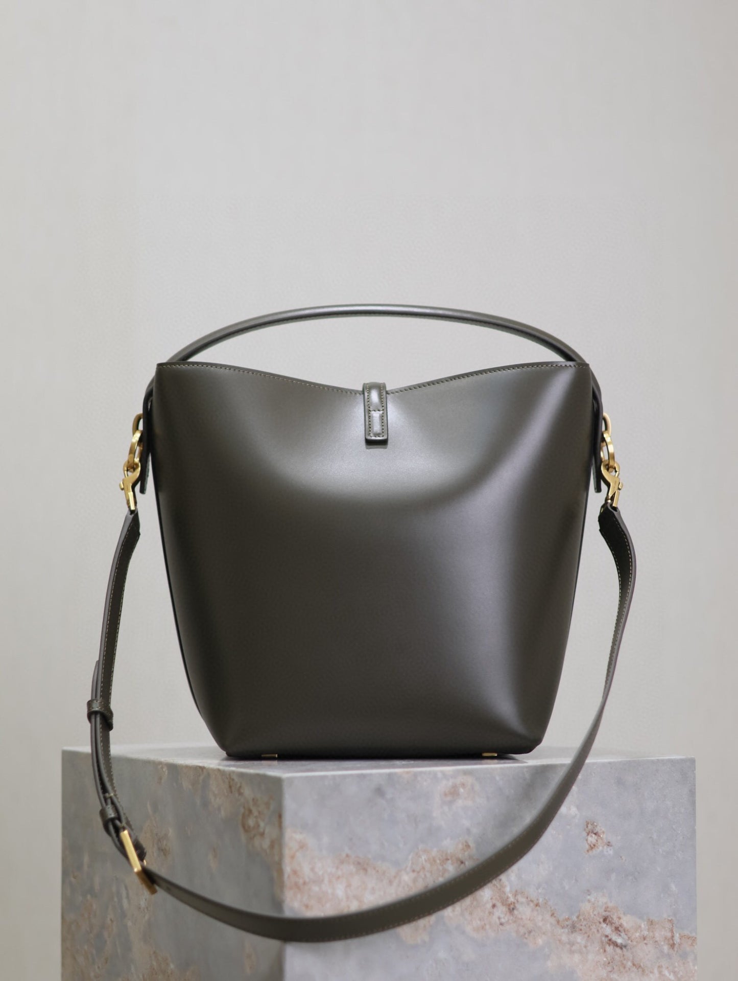 New Handbag Luxury Designer Bucket Bag Women's Large-Capacity High-Quality One-Shoulder Tote bag Fashion Commuter Messenger Ba