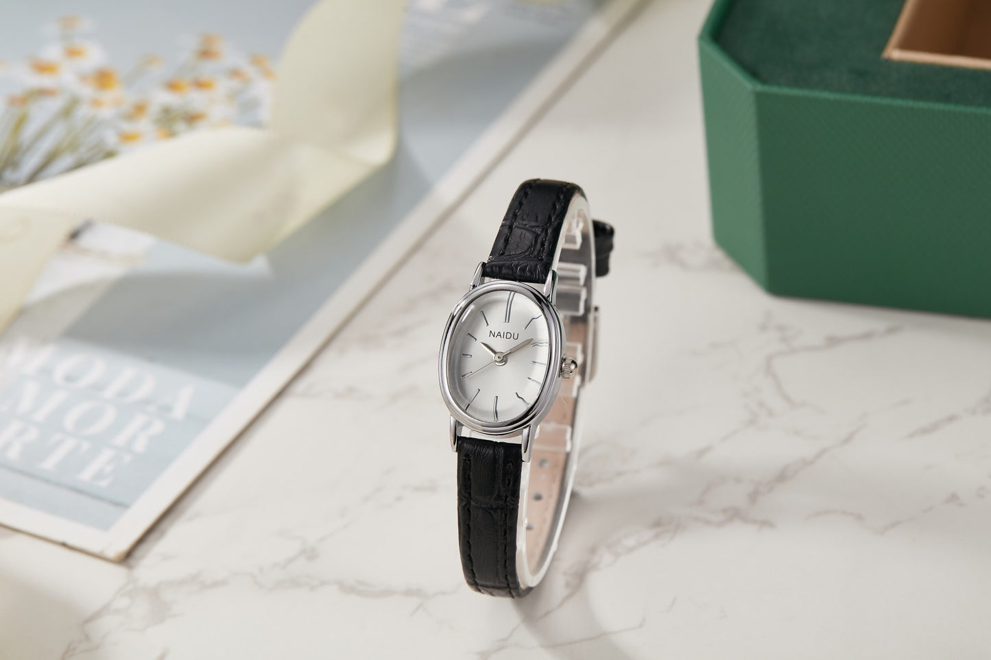 Elegant and fashionable ladies watch simple smooth dial oval case ladies quartz watch