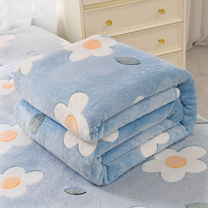 Cozy Floral Flannel Throw Blanket Soft Machine Washable All-Season Comfort with Cute Pink Strawberry Flower Design