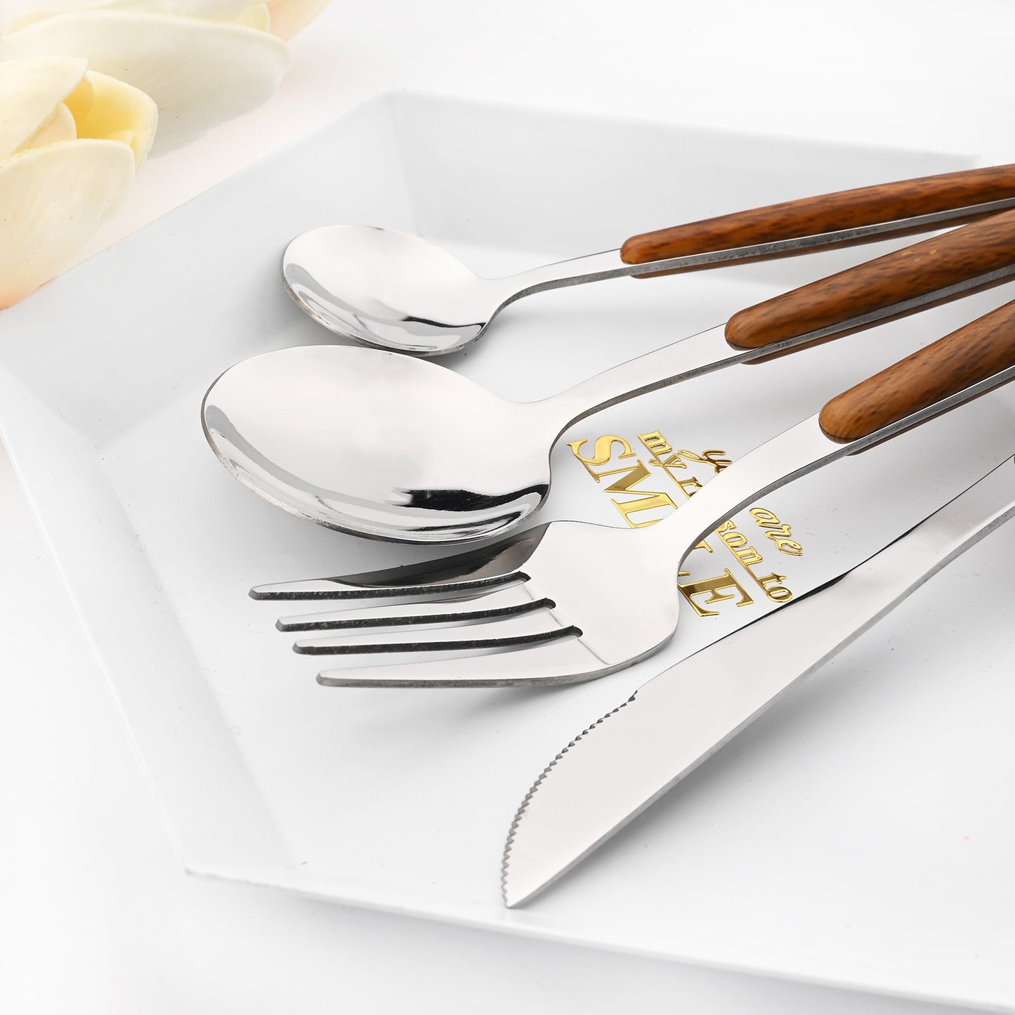 Drmfiy 24 Peças Talheres Marrons Prateados de Aço Inoxidável Imitação Cabo de Madeira Prateado Faca Colher Garfo Conjunto de Talheres Utensílios de Mesa