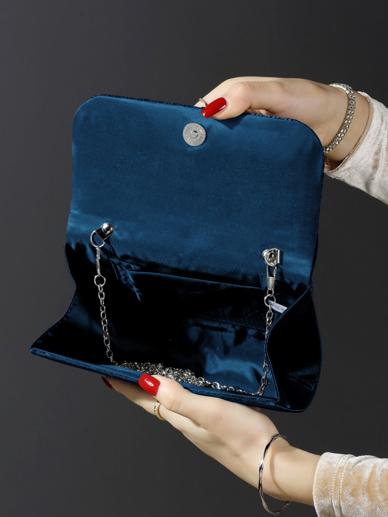 Classic fashion girl party girl chain clutch, light luxury romantic simple mini handbag and chain shoulder crossbody bag.