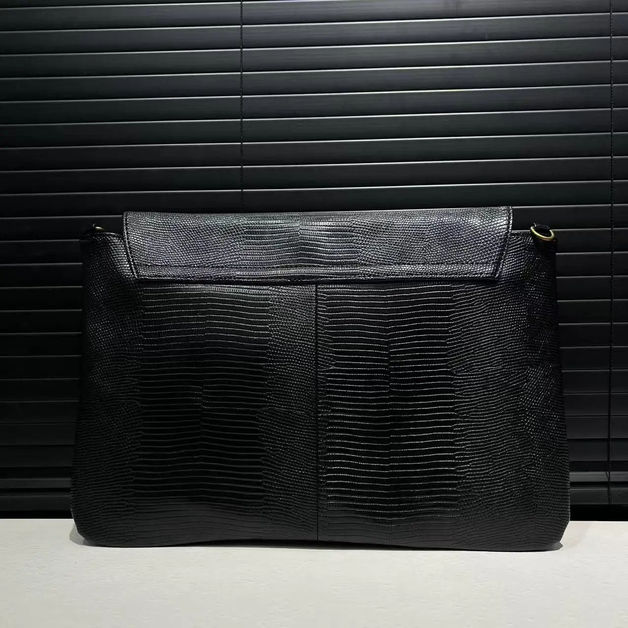 Ladies' fashionable retro snake patterned handbag with high capacity and detachable shoulder strap, single shoulder bag