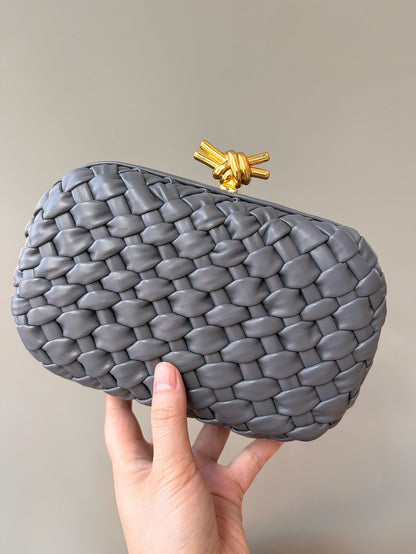 2025 fashion new ladies clutch bag high sense niche design woven bag elegant dinner clutch shoulder slung chain fashion high qua