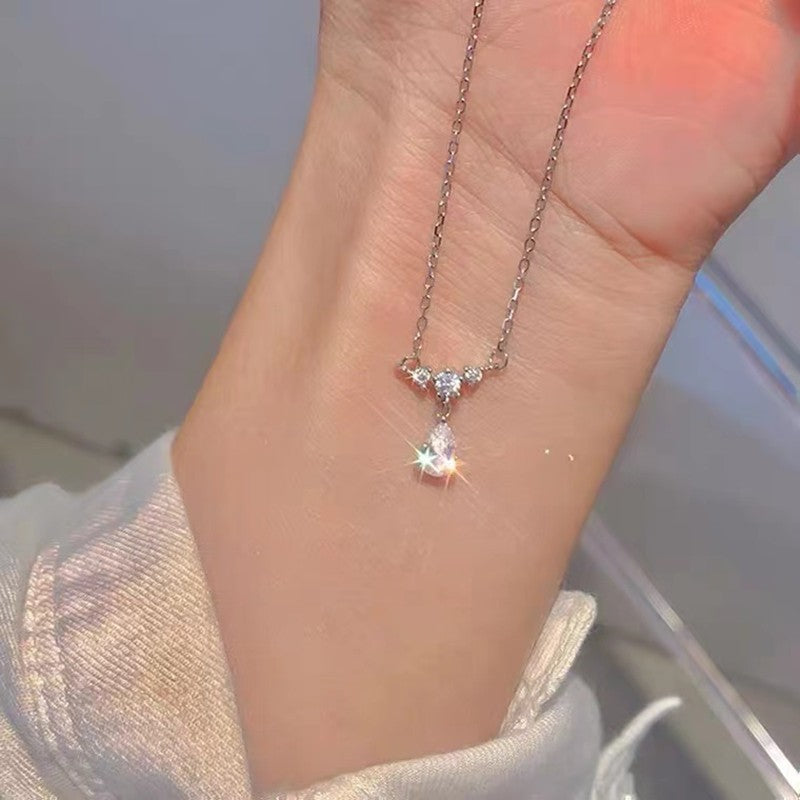 Colares com Pingente em Forma de Coração e Asas de Anjo Cor Prata Zircônia Cúbica 5A Estilo Minimalista Corrente na Clavícula Joias Femininas e para Meninas