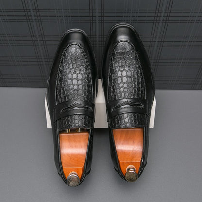 Fashion Brand Men's Retro Comfortable Carved Pointed Leather Shoes Autumn Men's New Breathable and Non Slip Outdoor Loafers