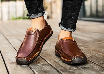 Novos Sapatos Masculinos de Couro Feitos à Mão Casuais Confortáveis Mocassins Masculinos de Couro Slip On Sapatilhas Masculinas Venda Quente Calçados para Caminhada ao Ar Livre