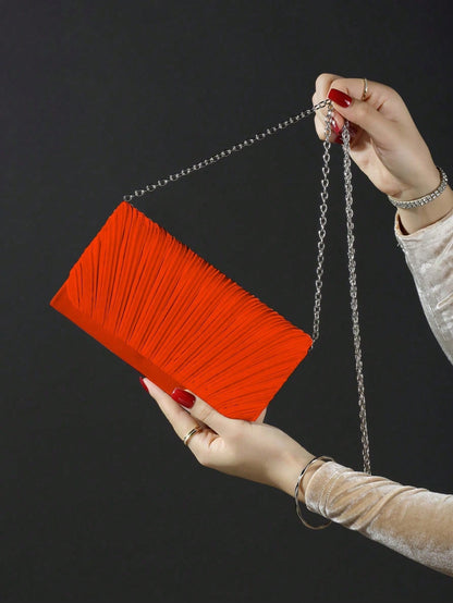 Classic fashion girl party girl chain clutch, light luxury romantic simple mini handbag and chain shoulder crossbody bag.