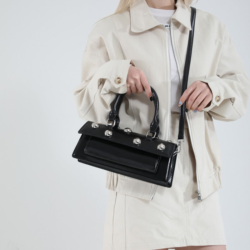 Bolsa de Ombro Pequena Retrô com Rebites de Couro PU LEFTSIDE para Mulheres Tendência 2025 Bolsas de Mão de Luxo Y2K e Bolsas Transversais Femininas