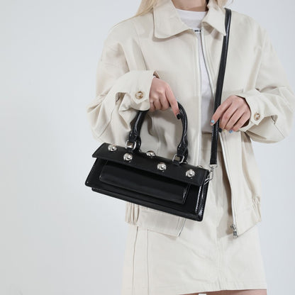 Bolsa de Ombro Pequena Retrô com Rebites de Couro PU LEFTSIDE para Mulheres Tendência 2025 Bolsas de Mão de Luxo Y2K e Bolsas Transversais Femininas