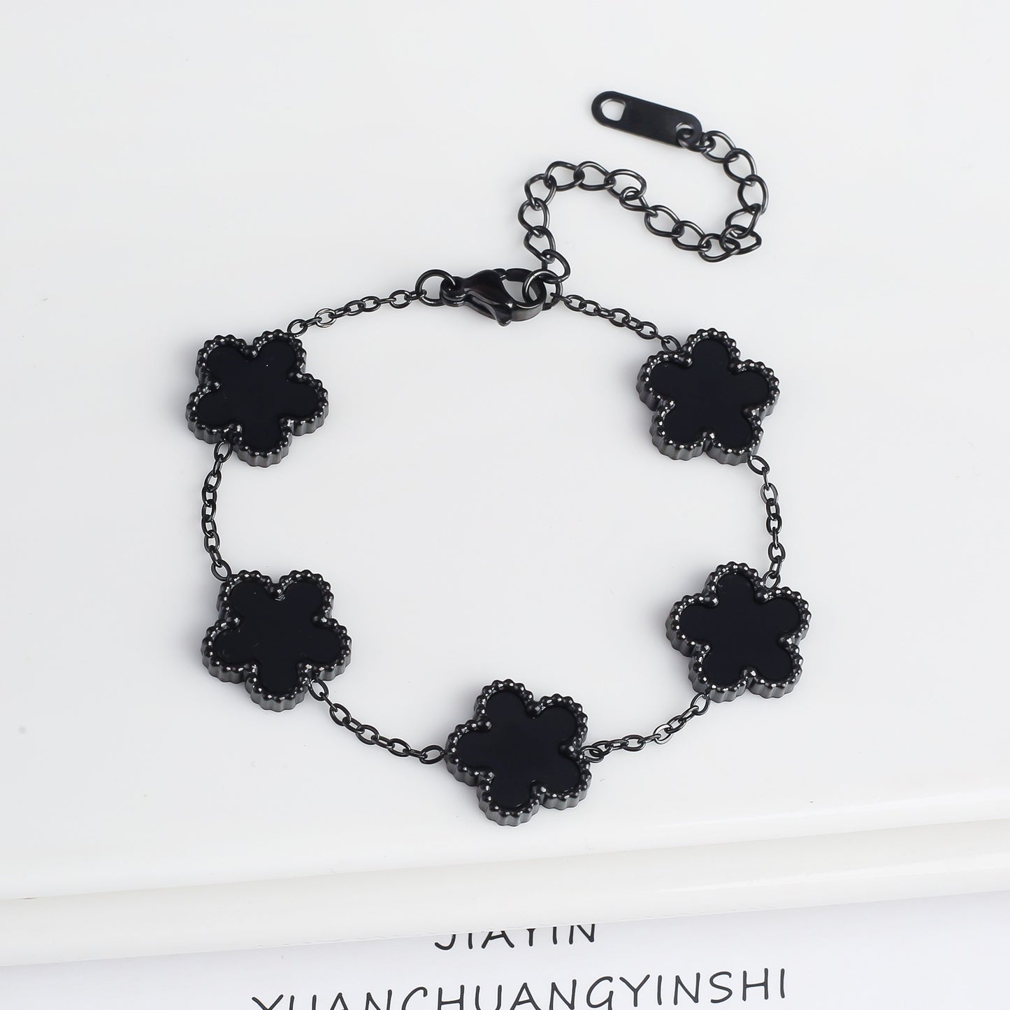 Pulseira Clássica de Aço Inoxidável de Luxo Feminina Ajustável com Cinco Flores para Mulheres Novas Joias da Moda para Festas Presentes Trevo