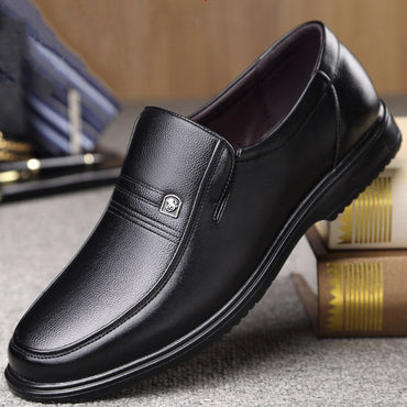 Sapatos Sociais Masculinos de Couro Marca de Luxo 2025 Mocassins Masculinos Sapatos de Vestir Respiráveis Slip-on Sapatos de Condução Pretos Tamanhos Grandes 38-46