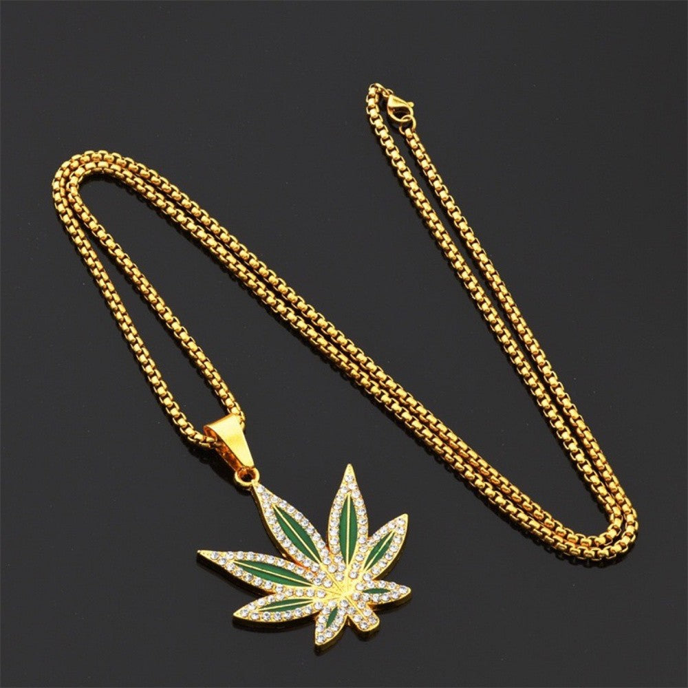 Colar de joias punk-hip-hop personalizado com pingente de folha de bordo de liga de diamante incrustado em óleo e material acessório
