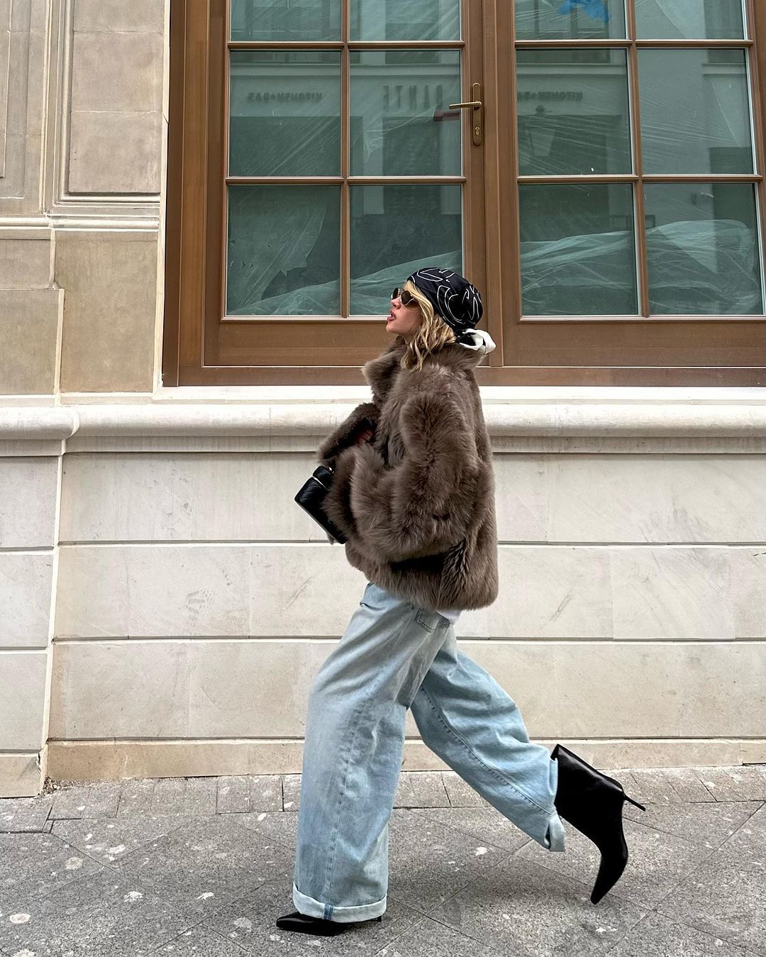 Winter Women Warm Faux Fur Coats Fashion Browns Long Sleeve Stand Collar Short Jackets 2025 Lady High Street Commute Outerwear