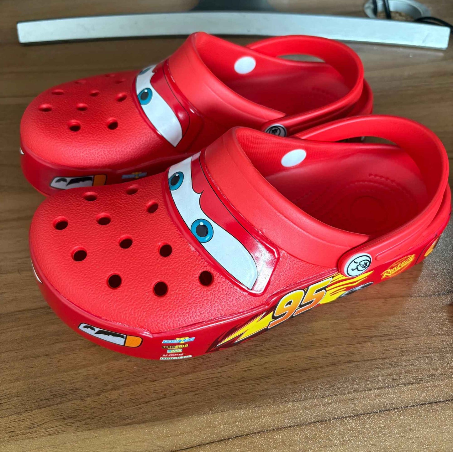 Novas Sandálias Mcqueens Pixar Furadas Desenho Animado Impermeável Adicionar Pelúcia Chinelos Ao Ar Livre Sandálias Casuais Adulto Com Flor de Sapato