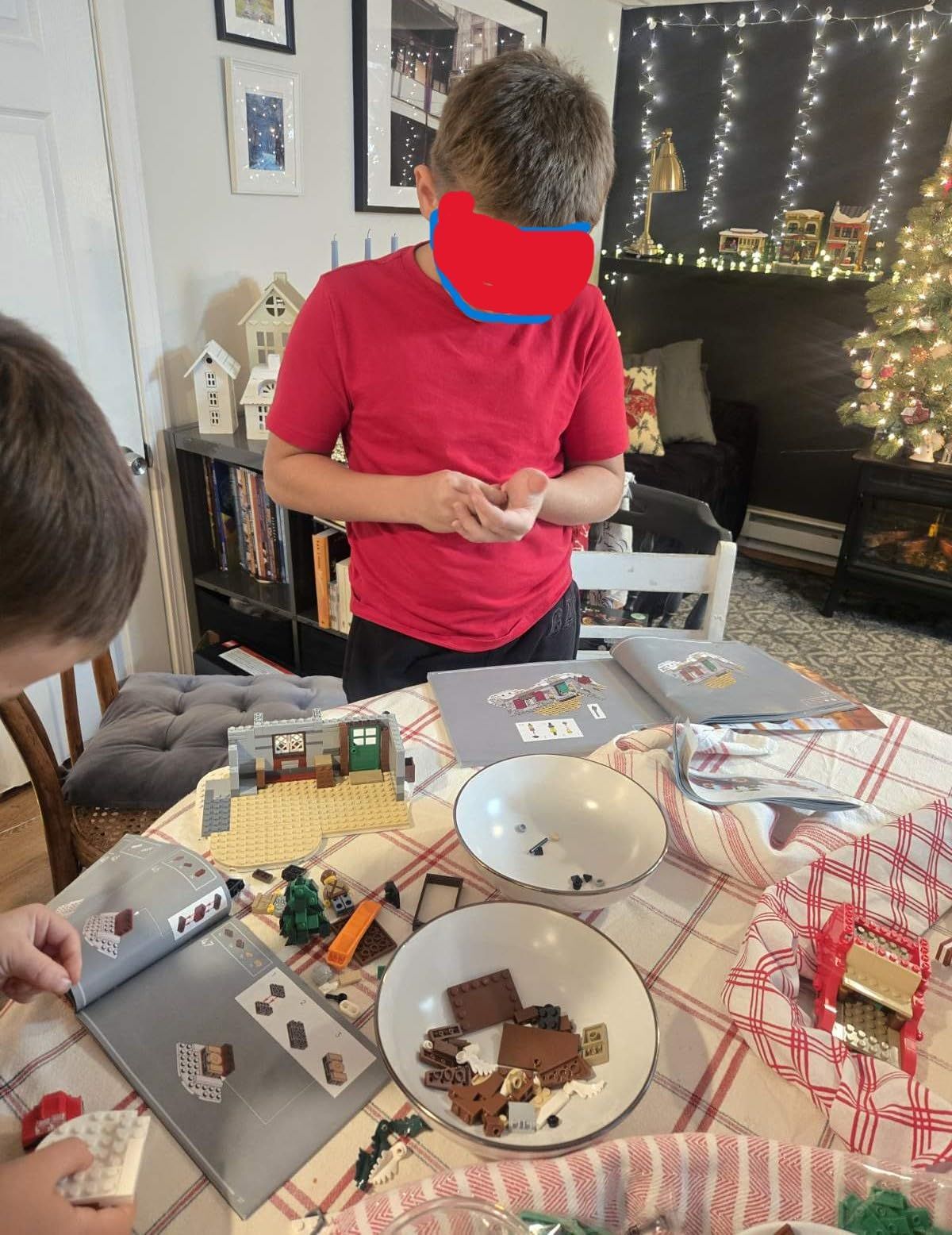 LEGO Passeio de Carruagem de Inverno 40603 GWP - Minifiguras Festivas, Rodas Douradas e Design Encantador para a Alegria do Feriado (153 pçs)