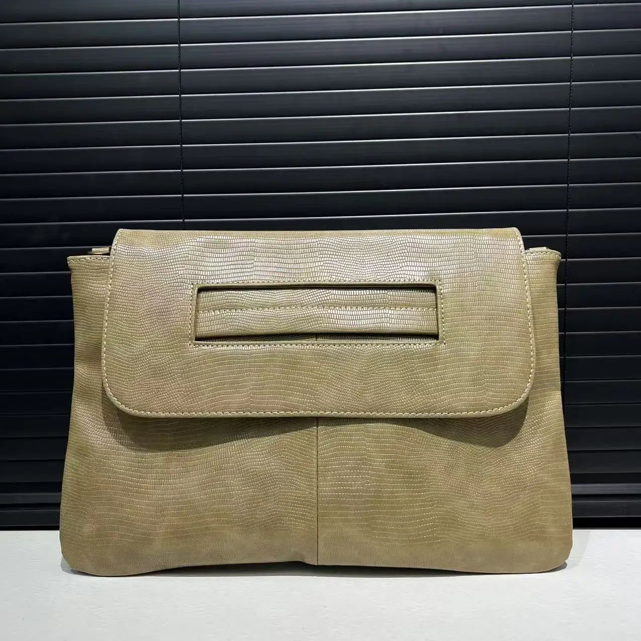 Ladies' fashionable retro snake patterned handbag with high capacity and detachable shoulder strap, single shoulder bag