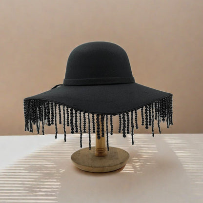 Chapéu Fedora com borla de pérolas para mulheres com aba ondulada, estilo britânico retrô e versátil, estilo Hepburn, chapéu de outono e inverno