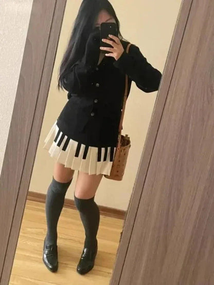 Sweet and spicy style black and white piano vintage pleated skirt for women's spring new design sense slimming and form-fitting