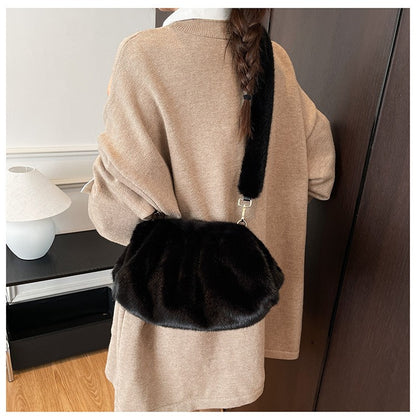 Elegant Wrinkled Cloud Clutch Bag Faux Fur Shell Shoulder Crossbody Bag Women Stylish Pillow Bag Guangzhou High Quality Bag