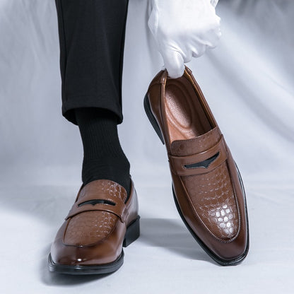 Fashion Brand Men's Retro Comfortable Carved Pointed Leather Shoes Autumn Men's New Breathable and Non Slip Outdoor Loafers