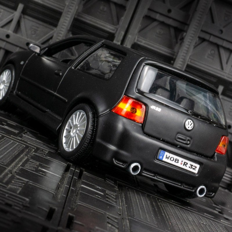 Maisto 1:24 Volkswagen Golf R32 modelo de carro em liga de metal, enfeites de coleção, brinquedos estáticos adequados para presentes de namorado.