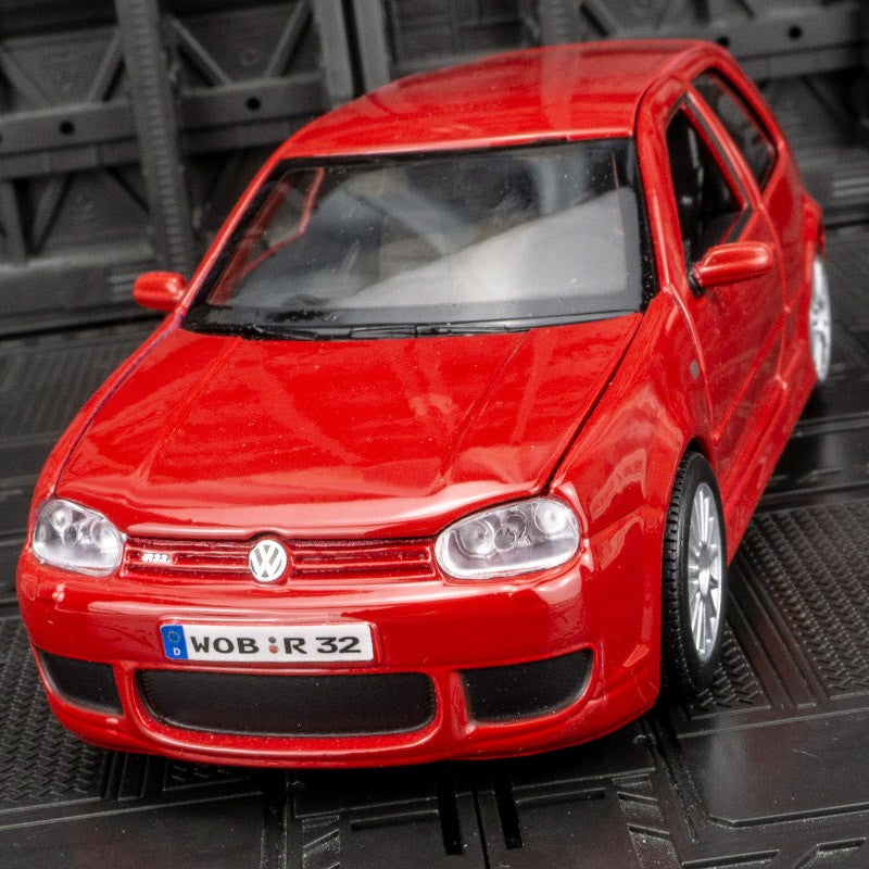 Maisto 1:24 Volkswagen Golf R32 modelo de carro em liga de metal, enfeites de coleção, brinquedos estáticos adequados para presentes de namorado.
