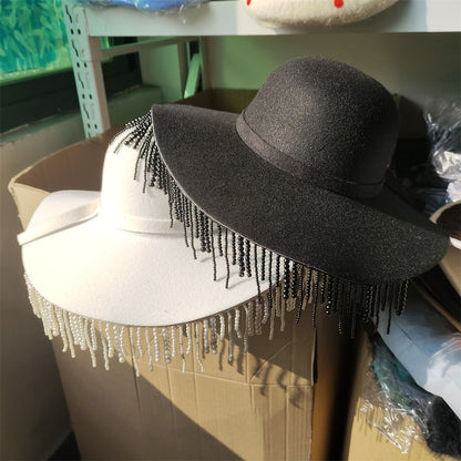 Chapéu Fedora com borla de pérolas para mulheres com aba ondulada, estilo britânico retrô e versátil, estilo Hepburn, chapéu de outono e inverno