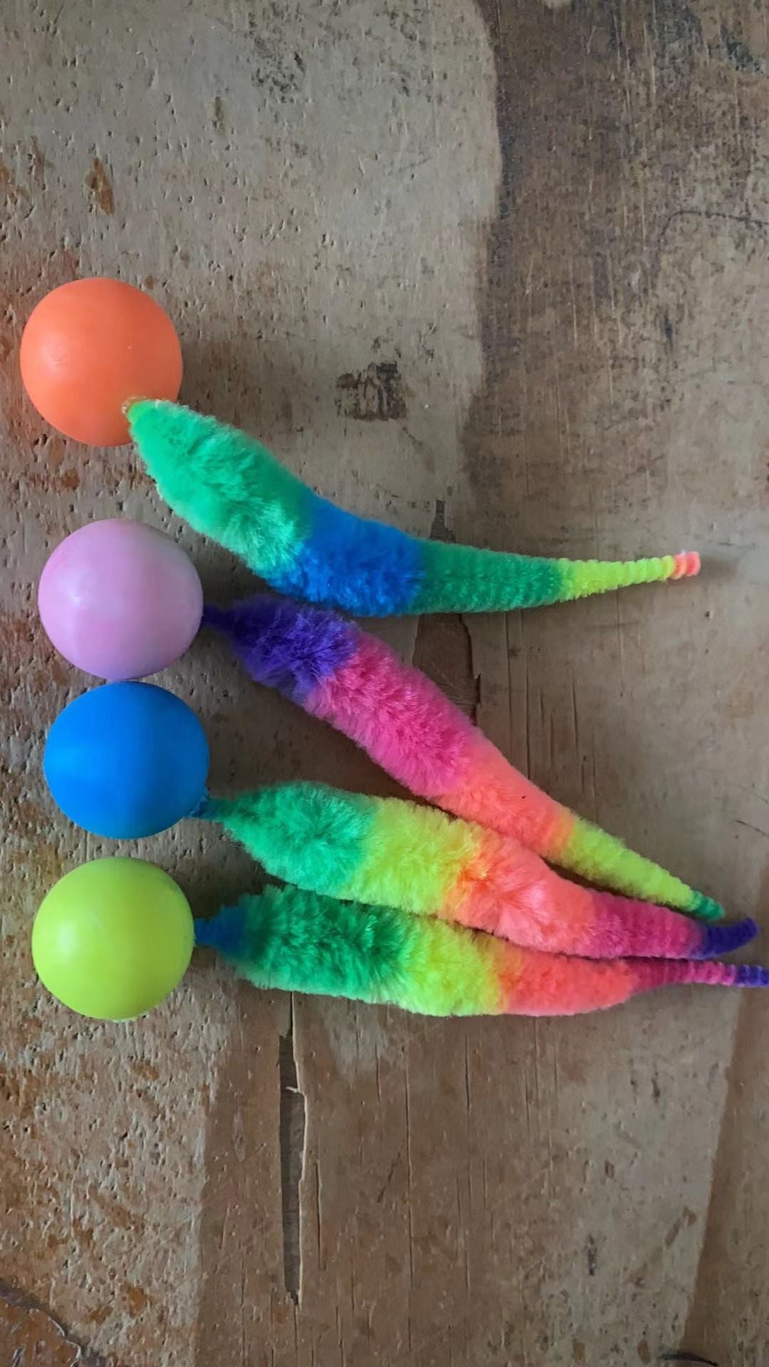 Brinquedos interativos para gatos: Bola saltitante colorida Tickle Cat, suprimentos para pets, brinquedo elástico de minhoca/lagarta para gatos, quebra-cabeça provocador para ambientes internos