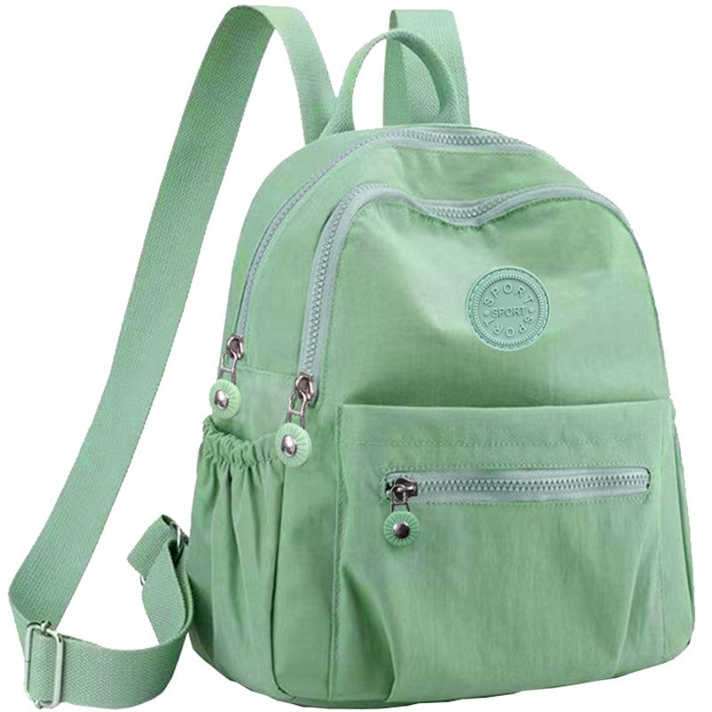 Mochilas neutras femininas e masculinas são adequadas para o uso diário e passeios escolares. Mochilas de ombro duplo.