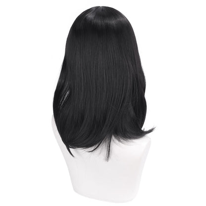O artista de perucas para cosplay, como Qiao Ling, agente da Cao Tai Time, tem um penteado de flor de pera preta e uma peruca de fibra sintética.