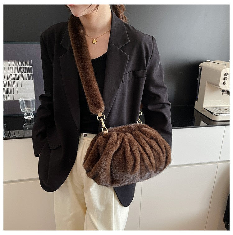 Elegant Wrinkled Cloud Clutch Bag Faux Fur Shell Shoulder Crossbody Bag Women Stylish Pillow Bag Guangzhou High Quality Bag