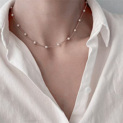 Um colar gargantilha gótico dourado feminino com pingente de pérolas e renda - acessório de joia para meninas