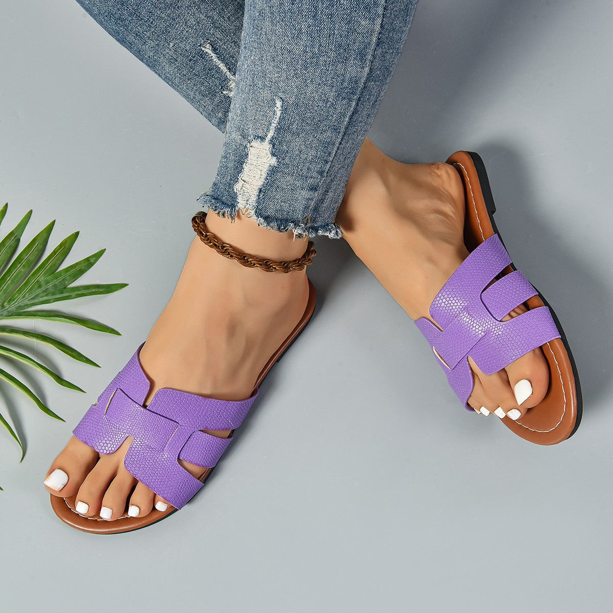 Ladies' Fashionable Casual Flat Sandals 2025 Versatile Outdoor Wear Flat Slippers for Wearing Outside Brand Design Slippers