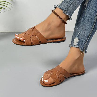 Ladies' Fashionable Casual Flat Sandals 2025 Versatile Outdoor Wear Flat Slippers for Wearing Outside Brand Design Slippers