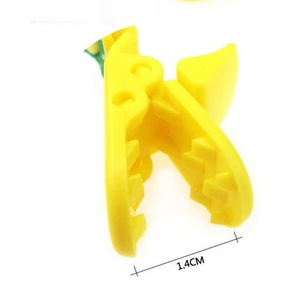 1pc Portable Pacifier Clip: Lightweight material, easy-to-use clip, ideal choice for outings with baby