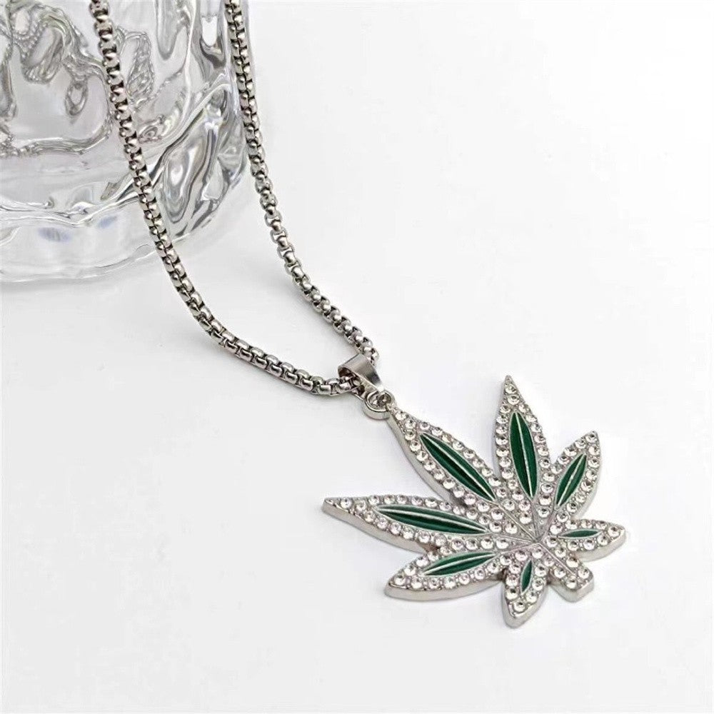 Colar de joias punk-hip-hop personalizado com pingente de folha de bordo de liga de diamante incrustado em óleo e material acessório