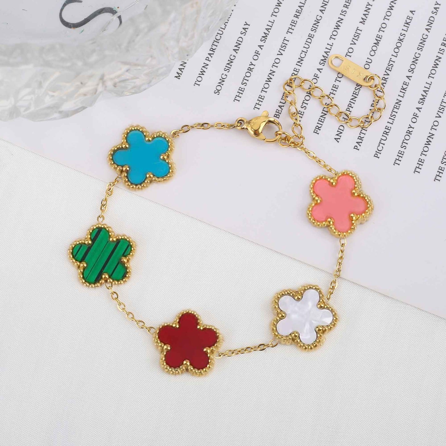 Pulseira Clássica de Aço Inoxidável de Luxo Feminina Ajustável com Cinco Flores para Mulheres Novas Joias da Moda para Festas Presentes Trevo