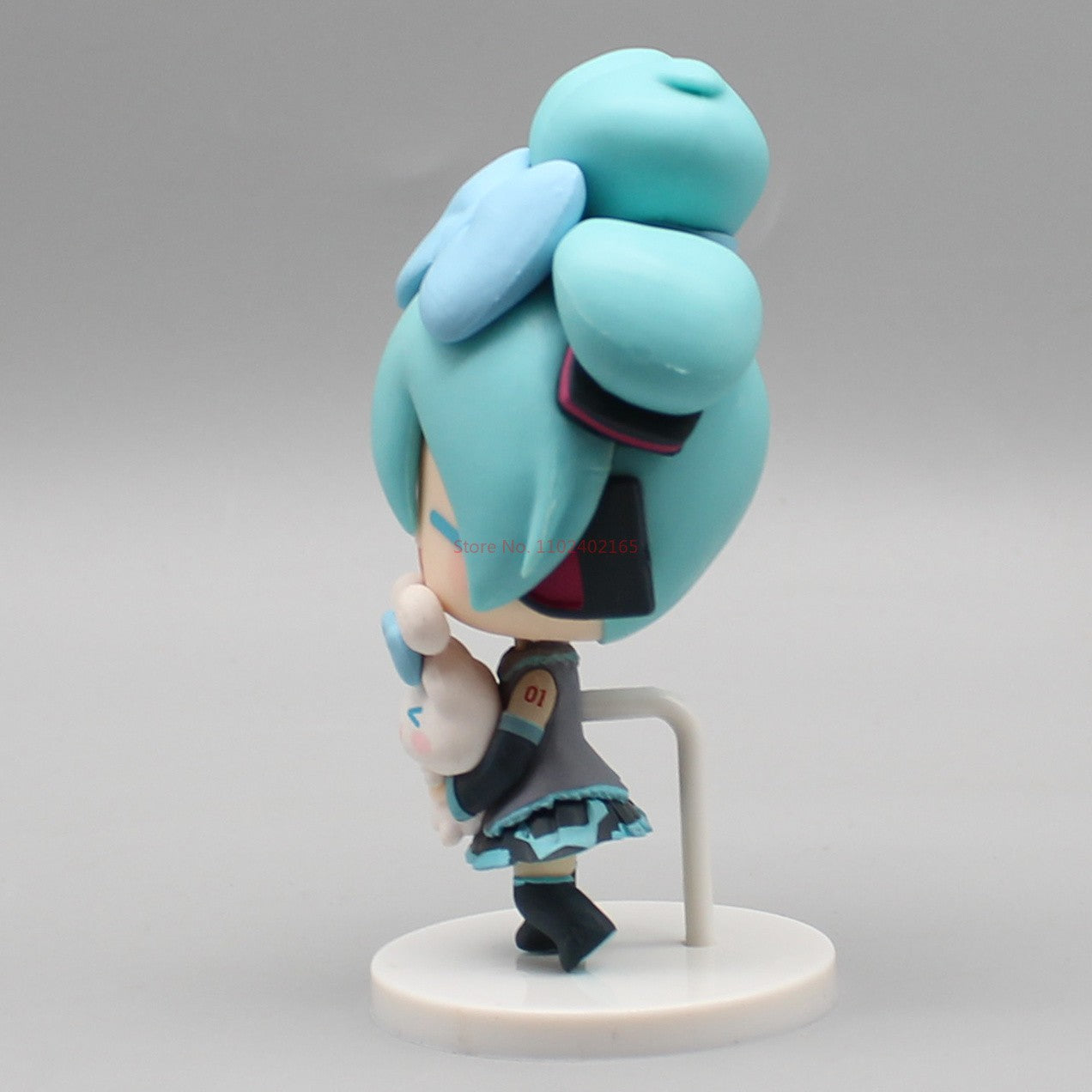 Hatsune Miku Boneco de Anime Segurando Cinnamoroll com Olhos de Feijão, Decoração de Mesa Fofa, Figuras de Ação, Modelo de Boneca, Brinquedo Infantil, Presente