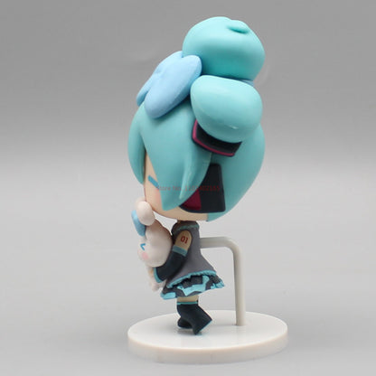 Hatsune Miku Boneco de Anime Segurando Cinnamoroll com Olhos de Feijão, Decoração de Mesa Fofa, Figuras de Ação, Modelo de Boneca, Brinquedo Infantil, Presente